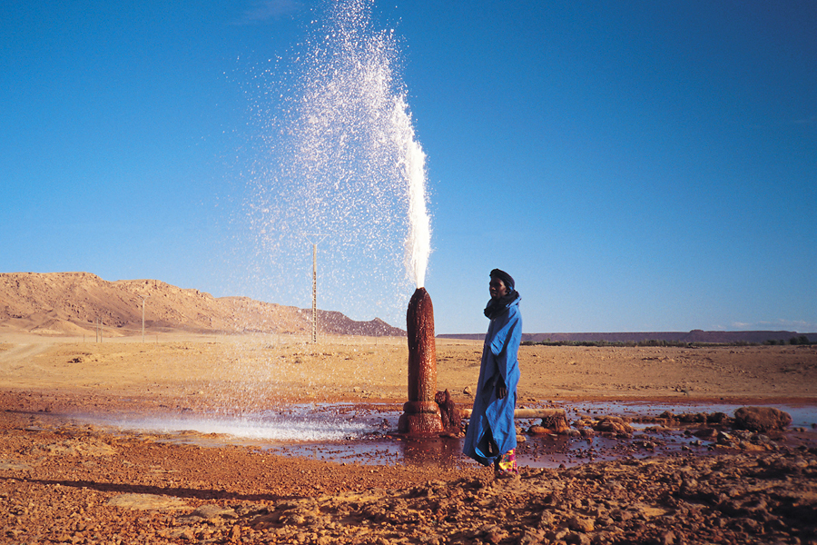 Desert water. Вода в пустыне. Источник в пустыне. Источник воды в пустыне. Скважина в пустыне.